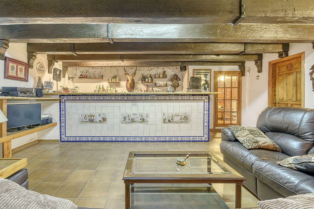 Vous cherchez une grande maison pour emménager et avec une piscine?