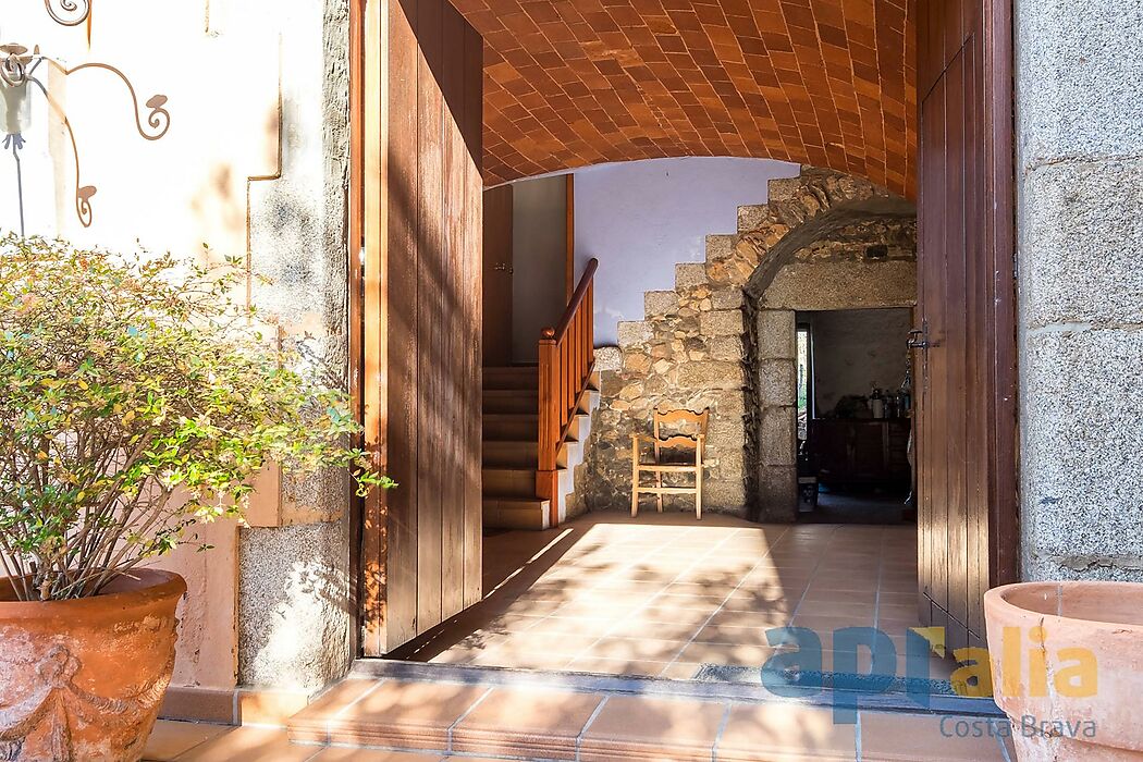 Casa rústica de piedra en pleno centro de Calonge al lado del castillo, reformada en 2004