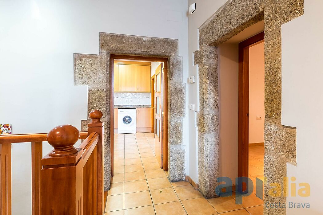 Casa rústica de piedra en pleno centro de Calonge al lado del castillo, reformada en 2004