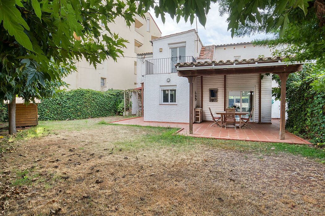 INDEPENDENT HOUSE 50 METERS AWAY FROM THE BEACH