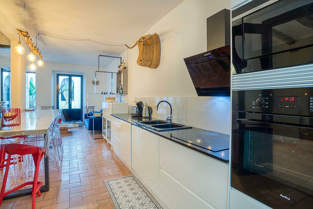 RENOVATED VILLAGE HOUSE WITH POOL AND GARAGE A FEW MINUTES FROM THE CENTER AND THE BEACH