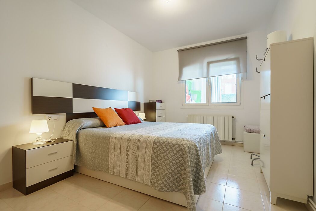 Impecable pis de tres habitacions amb gran terrassa a Palamós.