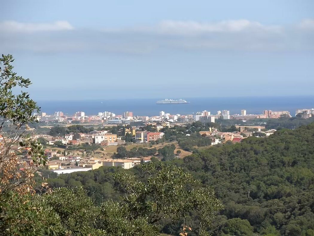 Fantastic urban plot with sea views