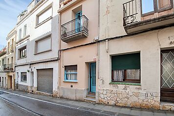 Casa de poble a l'eixample de Sant Feliu de Guíxols