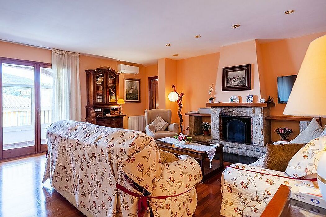 Encantador chalet con detalles que lo hacen diferente, desearás vivir allí todo el año.