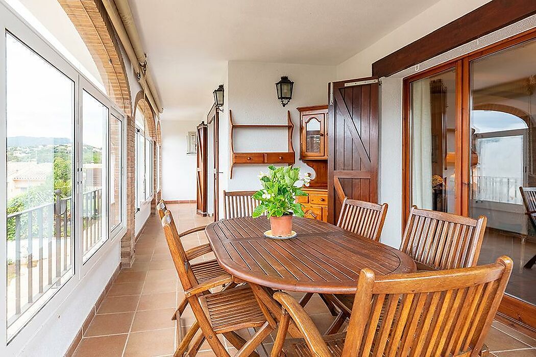 Encantador chalet con detalles que lo hacen diferente, desearás vivir allí todo el año.