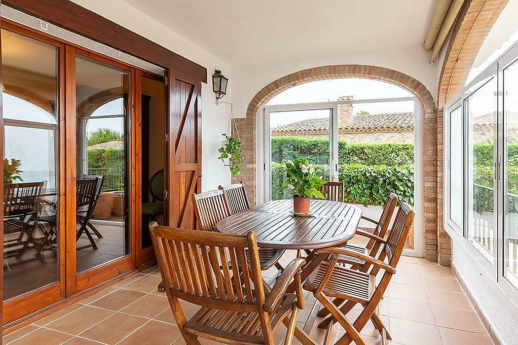 Encantador chalet con detalles que lo hacen diferente, desearás vivir allí todo el año.