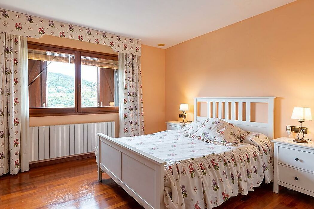 Encantador chalet con detalles que lo hacen diferente, desearás vivir allí todo el año.
