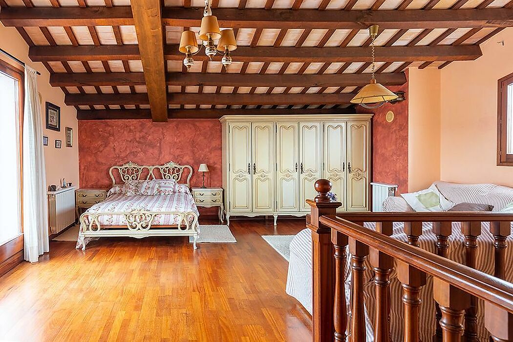 Encantador chalet con detalles que lo hacen diferente, desearás vivir allí todo el año.