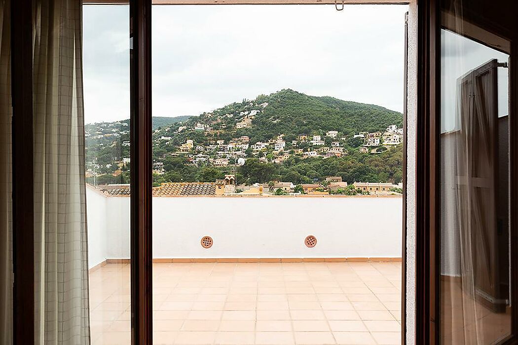 Encantador chalet con detalles que lo hacen diferente, desearás vivir allí todo el año.