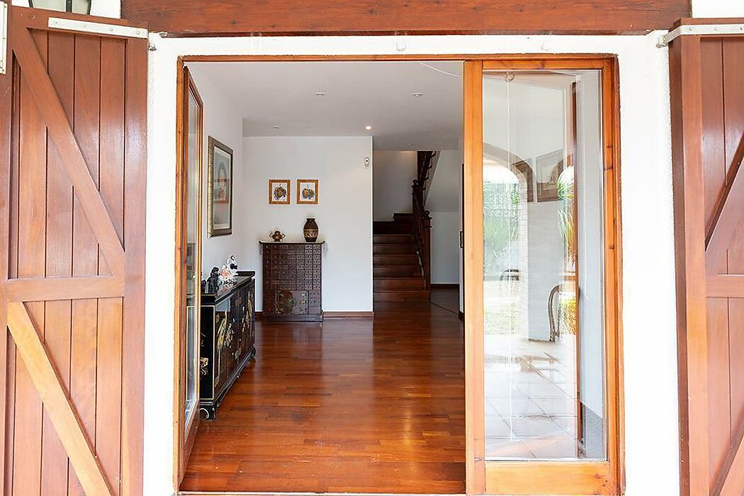 Encantador chalet con detalles que lo hacen diferente, desearás vivir allí todo el año.