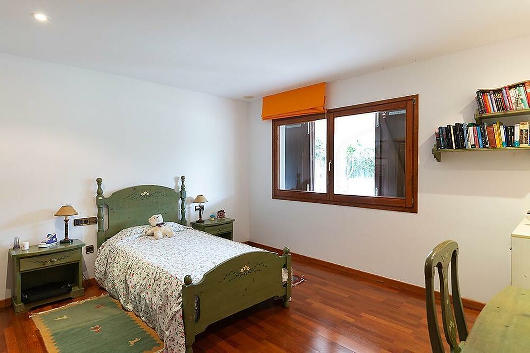Encantador chalet con detalles que lo hacen diferente, desearás vivir allí todo el año.