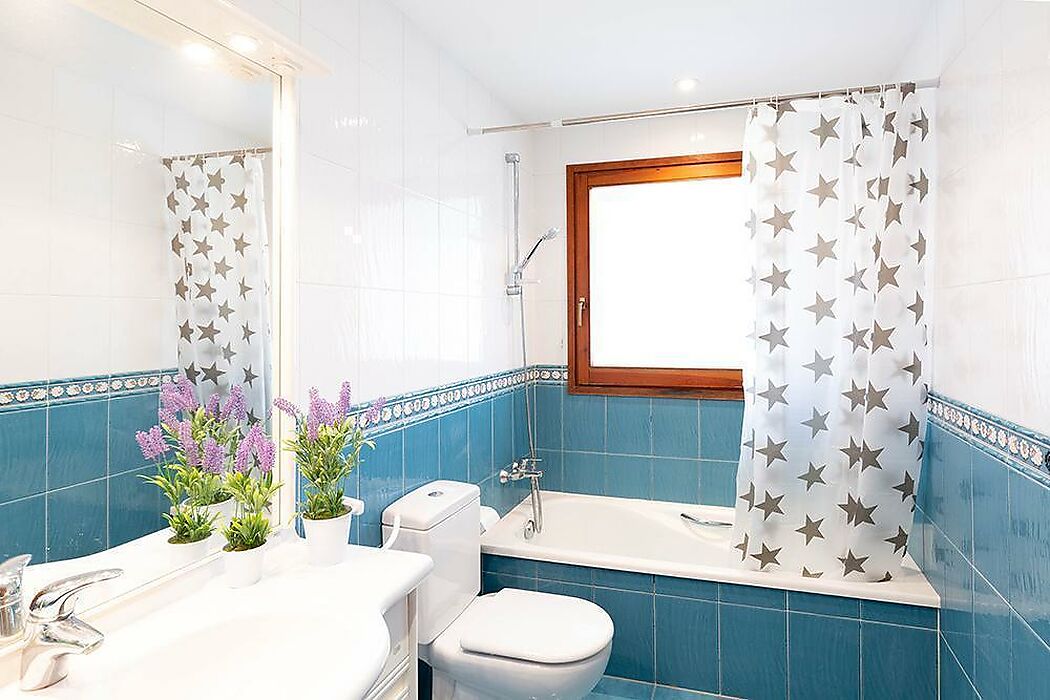Encantador chalet con detalles que lo hacen diferente, desearás vivir allí todo el año.