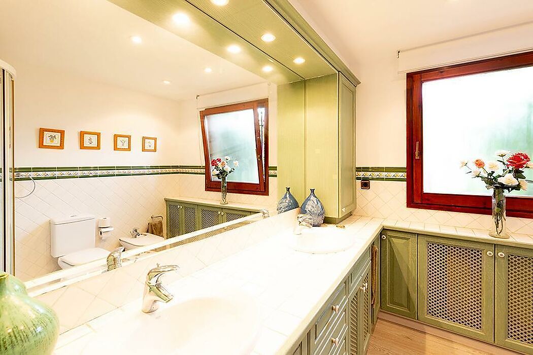 Encantador chalet con detalles que lo hacen diferente, desearás vivir allí todo el año.