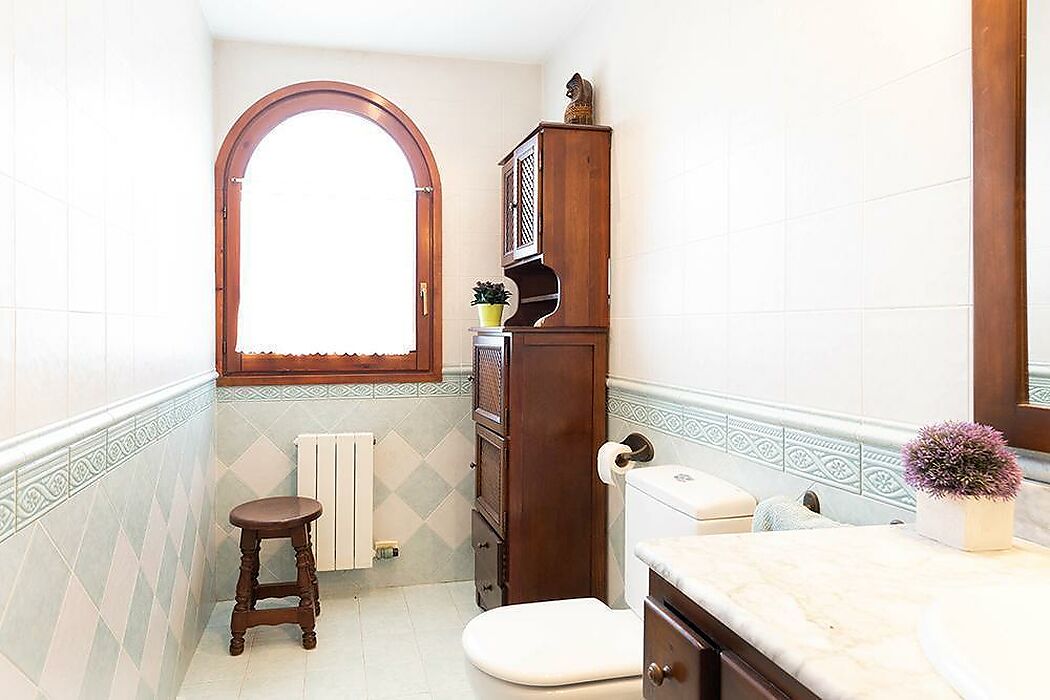Encantador chalet con detalles que lo hacen diferente, desearás vivir allí todo el año.