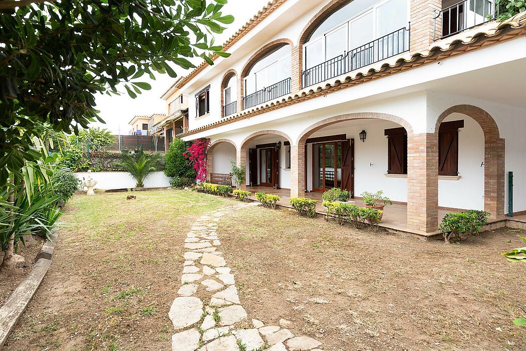 Encantador chalet con detalles que lo hacen diferente, desearás vivir allí todo el año.