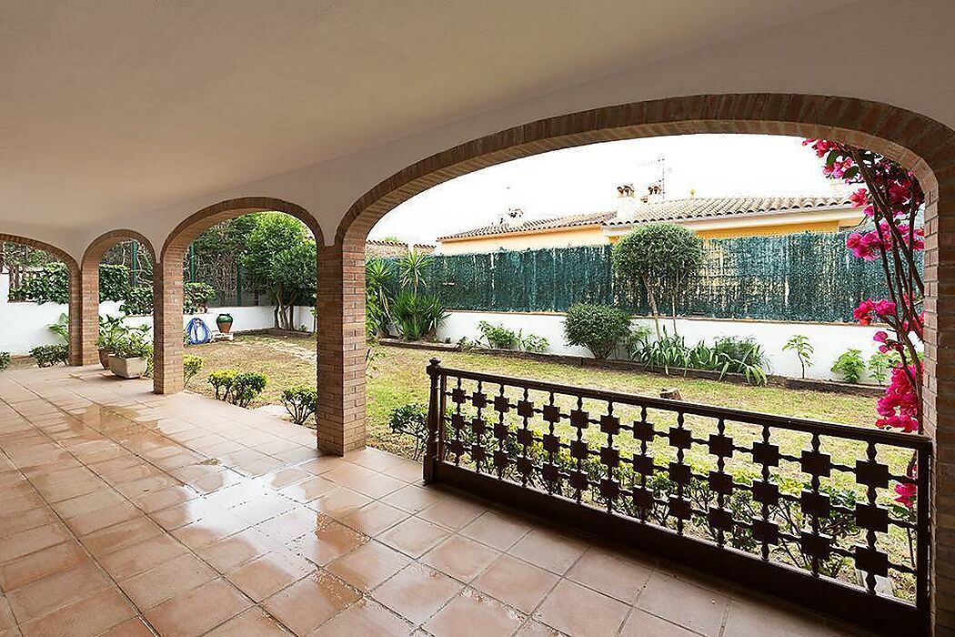 Encantador chalet con detalles que lo hacen diferente, desearás vivir allí todo el año.