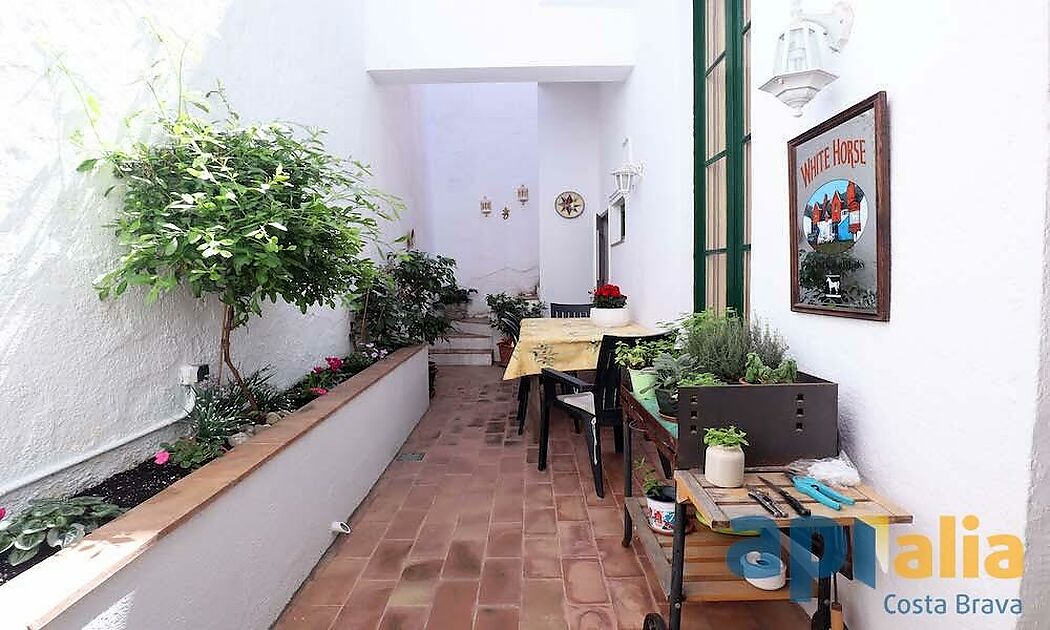 Descubre el encanto y la tranquilidad de la Costa Brava en nuestra hermosa casa de pueblo en San Feliu de Guíxols.