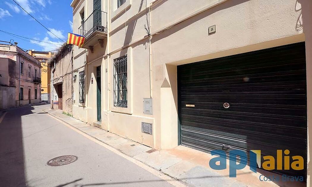 Descubre el encanto y la tranquilidad de la Costa Brava en nuestra hermosa casa de pueblo en San Feliu de Guíxols.
