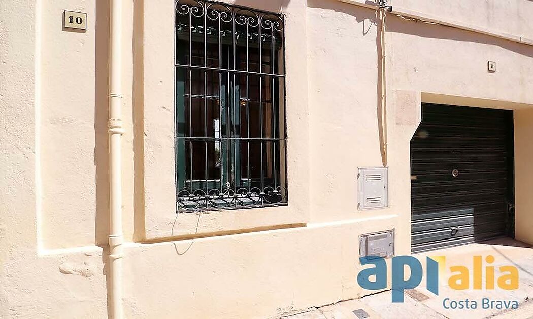 Descubre el encanto y la tranquilidad de la Costa Brava en nuestra hermosa casa de pueblo en San Feliu de Guíxols.