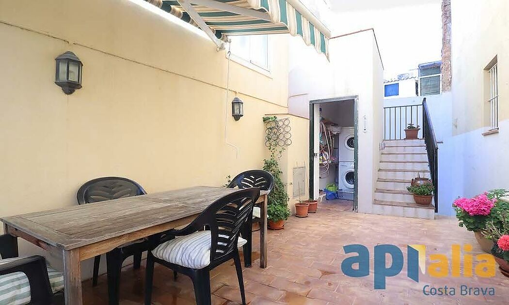 Descubre el encanto y la tranquilidad de la Costa Brava en nuestra hermosa casa de pueblo en San Feliu de Guíxols.