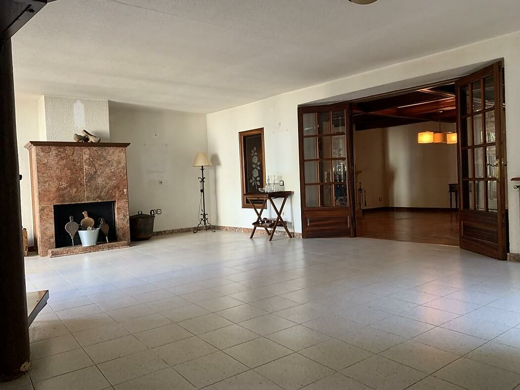 Maison spacieuse avec jardin et garage  à Riumors