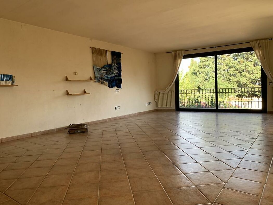 Maison spacieuse avec jardin et garage  à Riumors