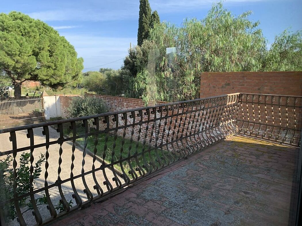 Maison spacieuse avec jardin et garage  à Riumors