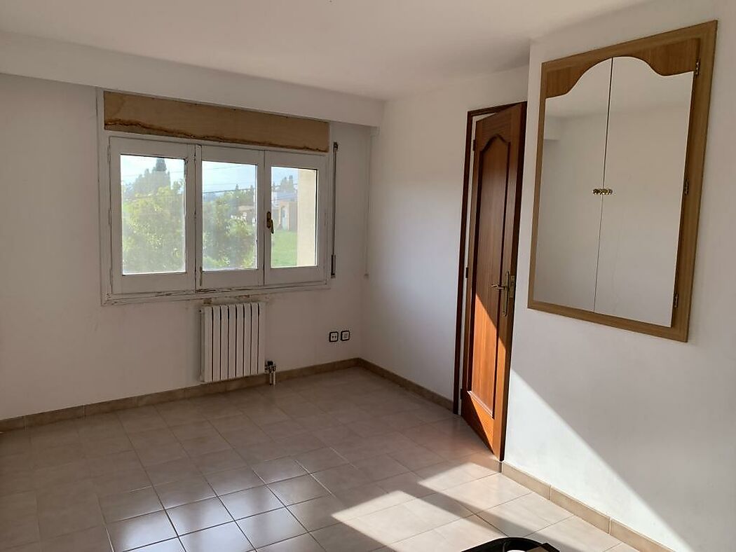 Maison spacieuse avec jardin et garage  à Riumors