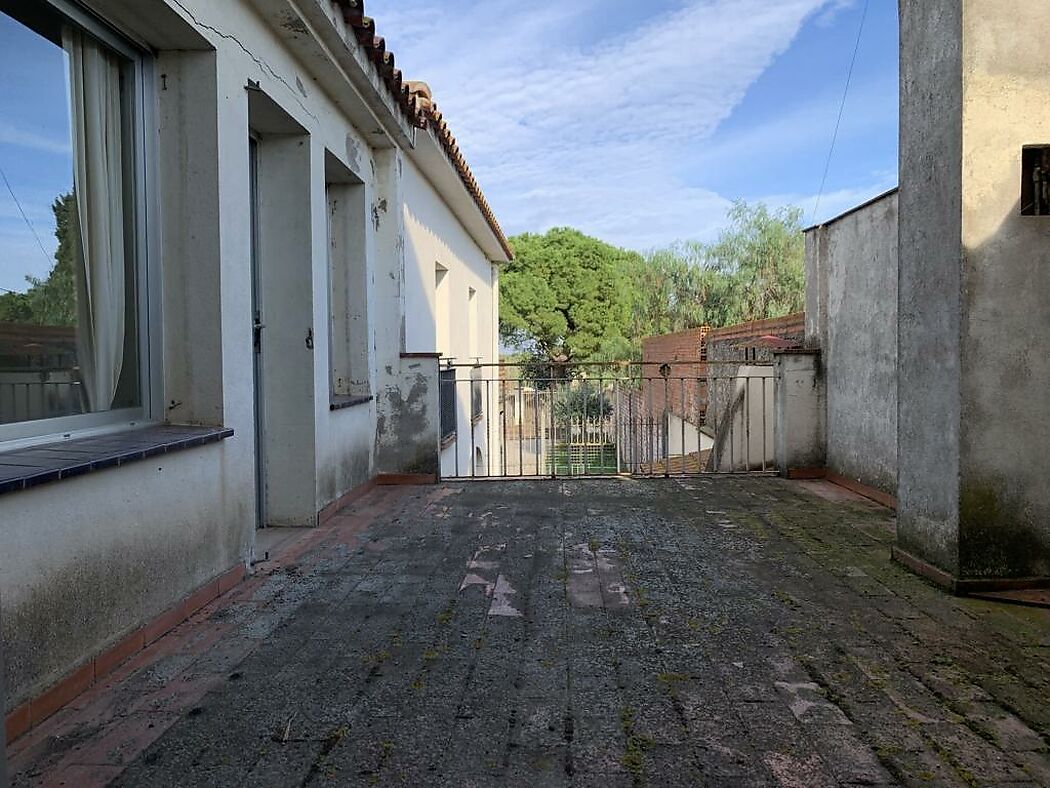 Maison spacieuse avec jardin et garage  à Riumors