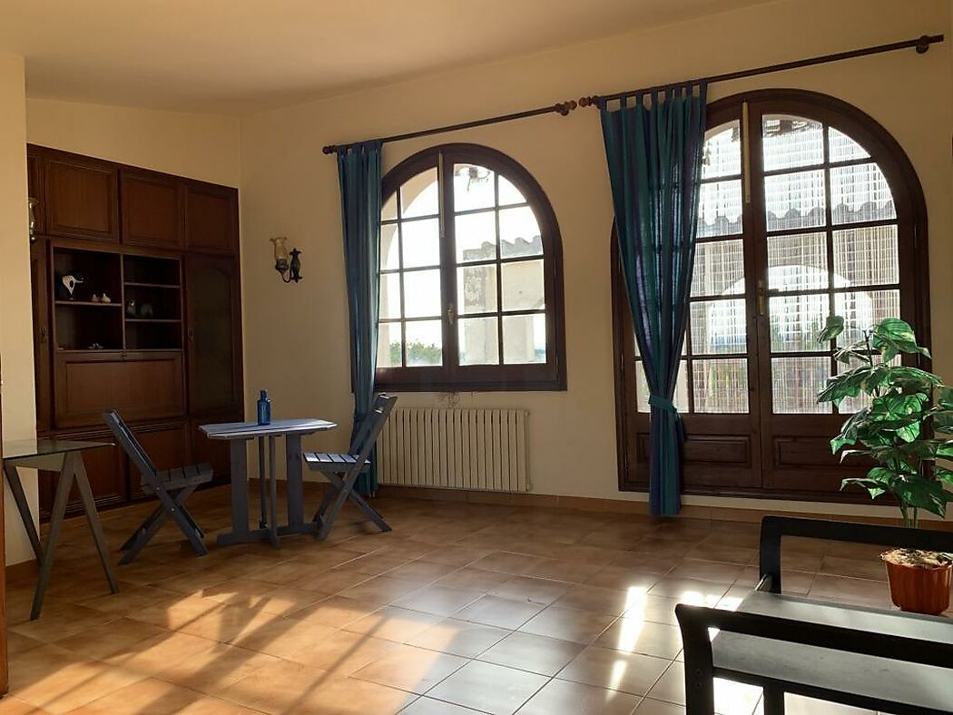Maison spacieuse avec jardin et garage  à Riumors