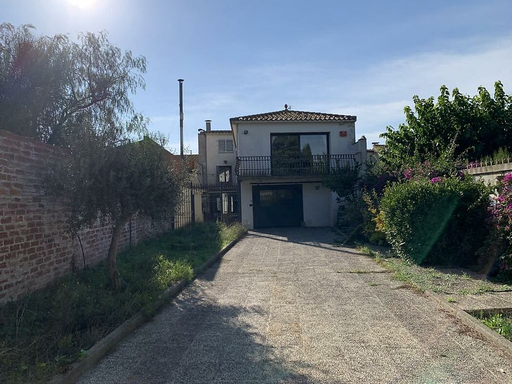 Maison spacieuse avec jardin et garage  à Riumors