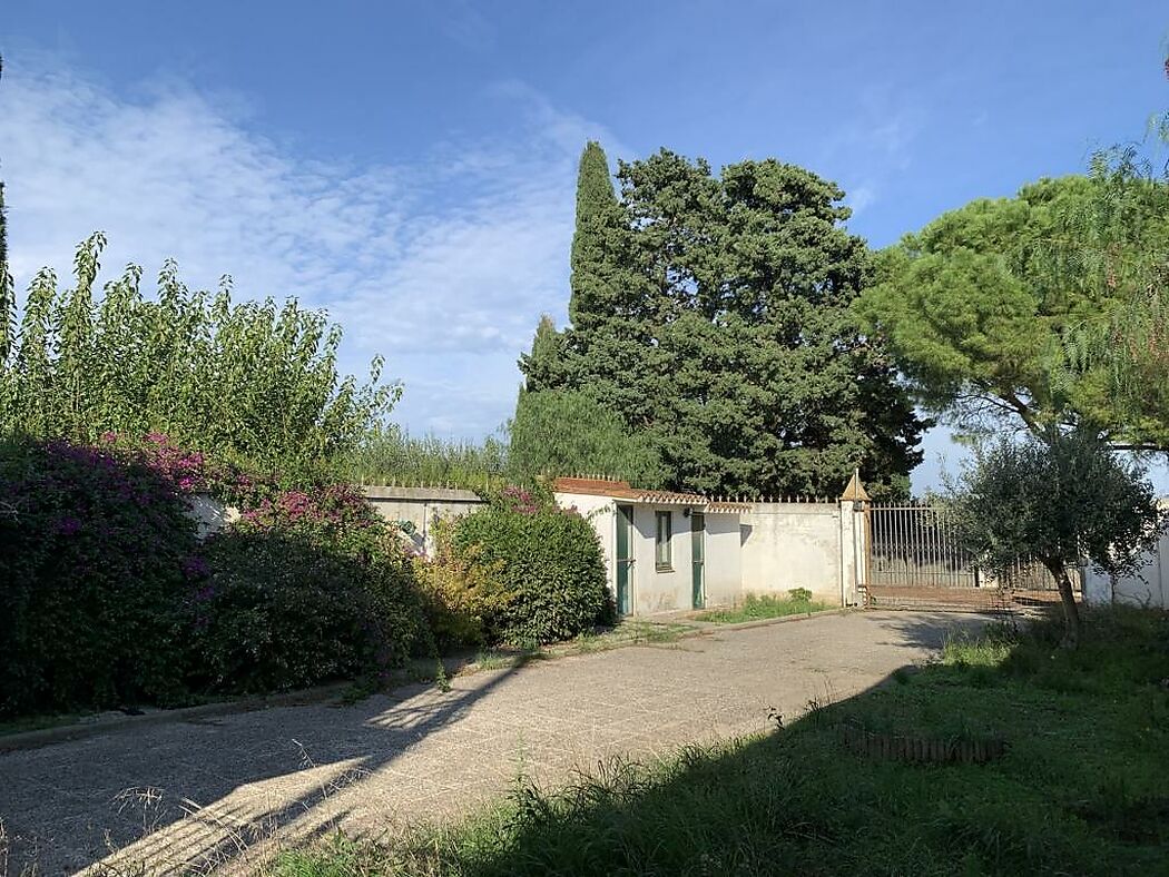 Àmplia casa amb garatge i jardí a Riumors