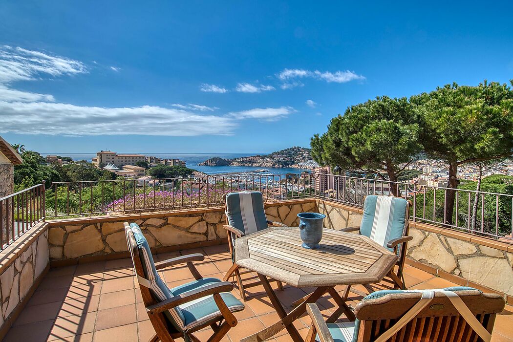 OPORTUNIDAD DE ORO!  CASA DE PIEDRA CON VISTA AL MAR Y A LA  MONTAÑA