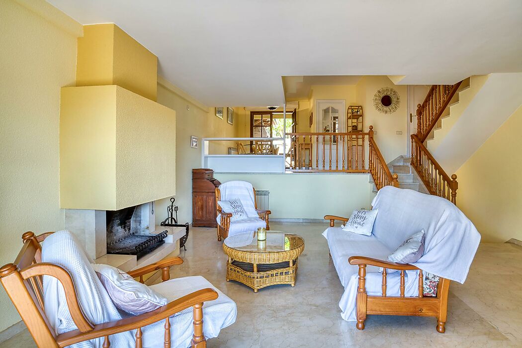 OPORTUNIDAD DE ORO!  CASA DE PIEDRA CON VISTA AL MAR Y A LA  MONTAÑA
