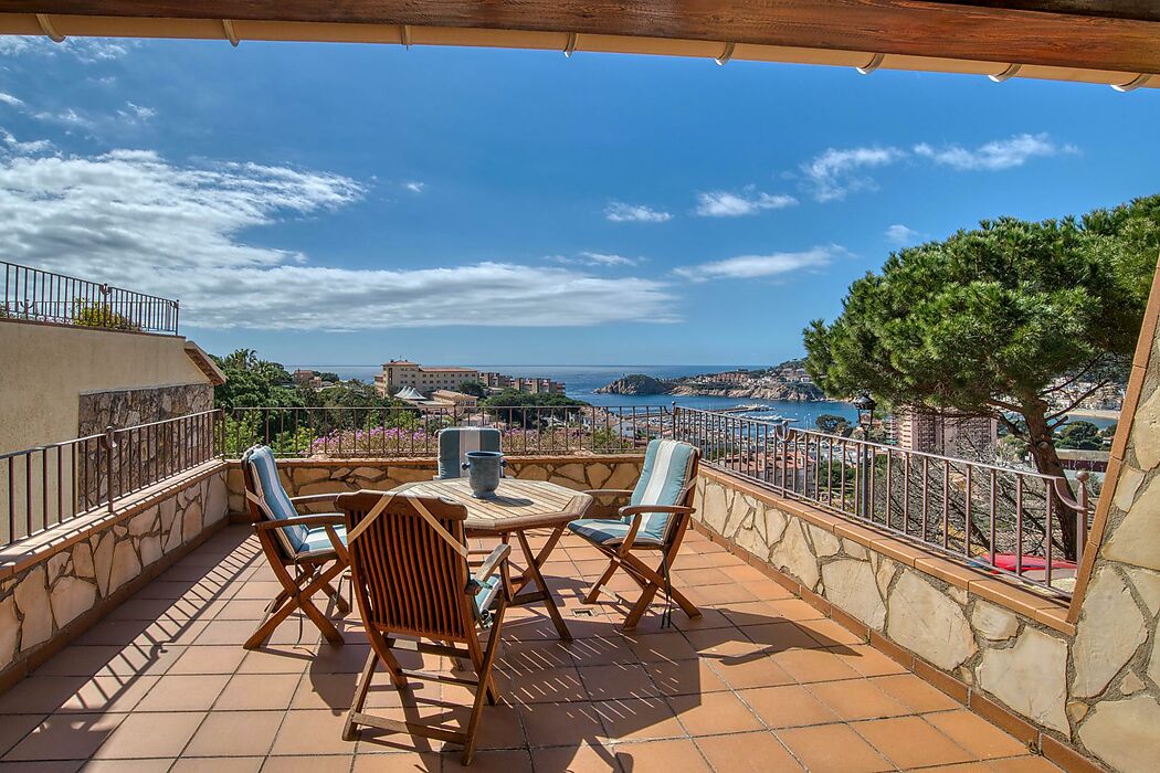 OPORTUNIDAD DE ORO!  CASA DE PIEDRA CON VISTA AL MAR Y A LA  MONTAÑA