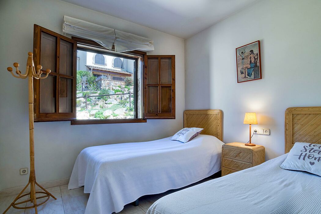 OPORTUNIDAD DE ORO!  CASA DE PIEDRA CON VISTA AL MAR Y A LA  MONTAÑA