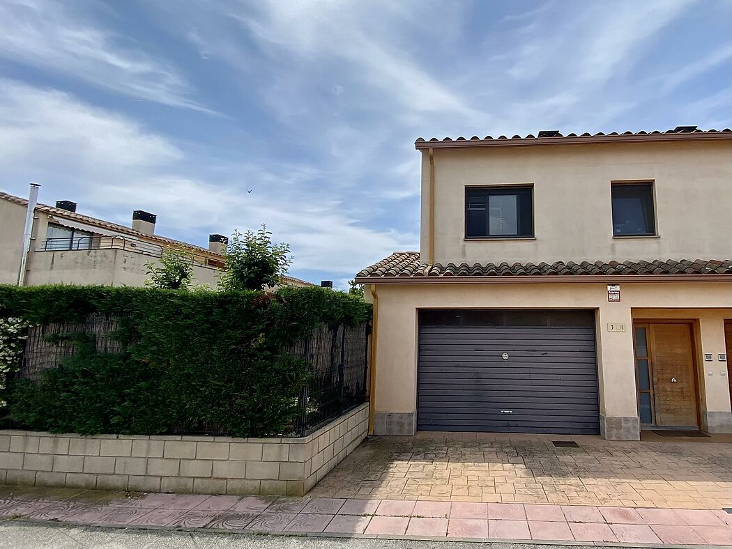 Casa adosada en Palamós, con piscina comunitaria,  zona tranquila y pocos pasos de todos los servicios
