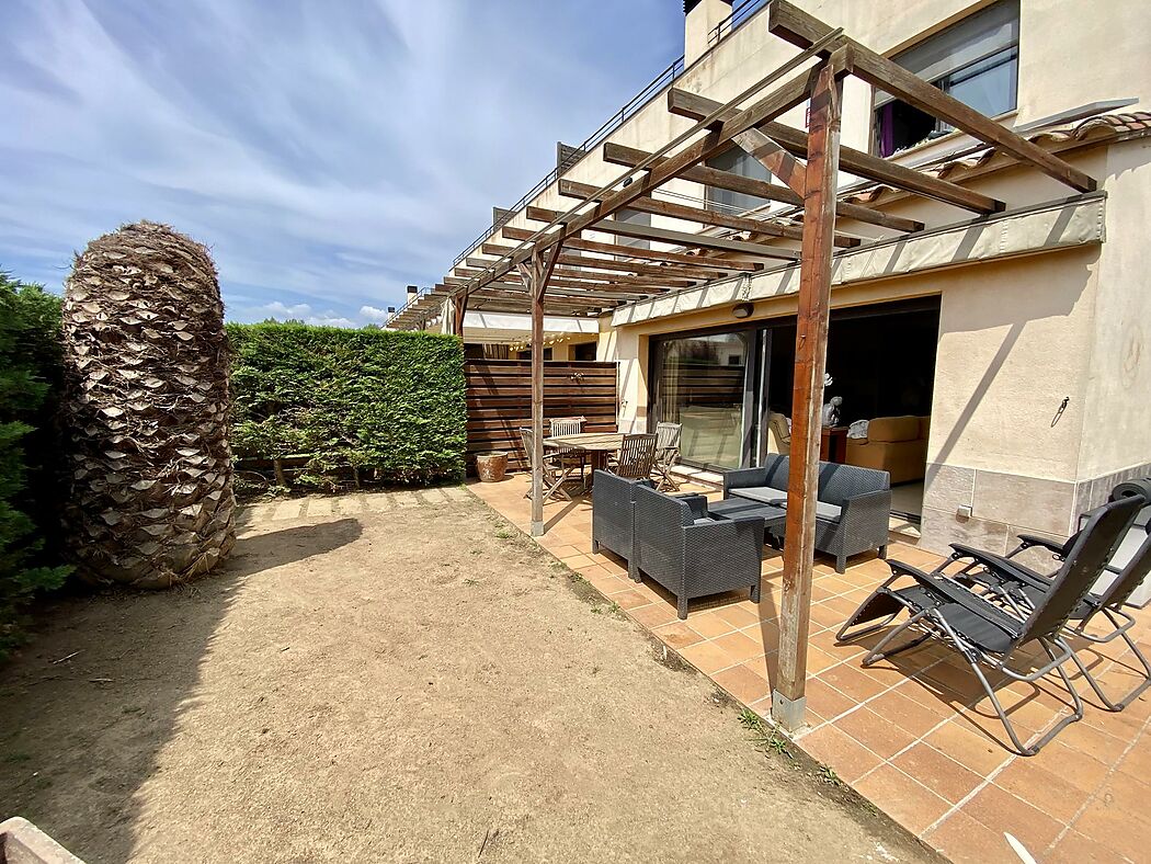 Casa adosada en Palamós, con piscina comunitaria,  zona tranquila y pocos pasos de todos los servicios