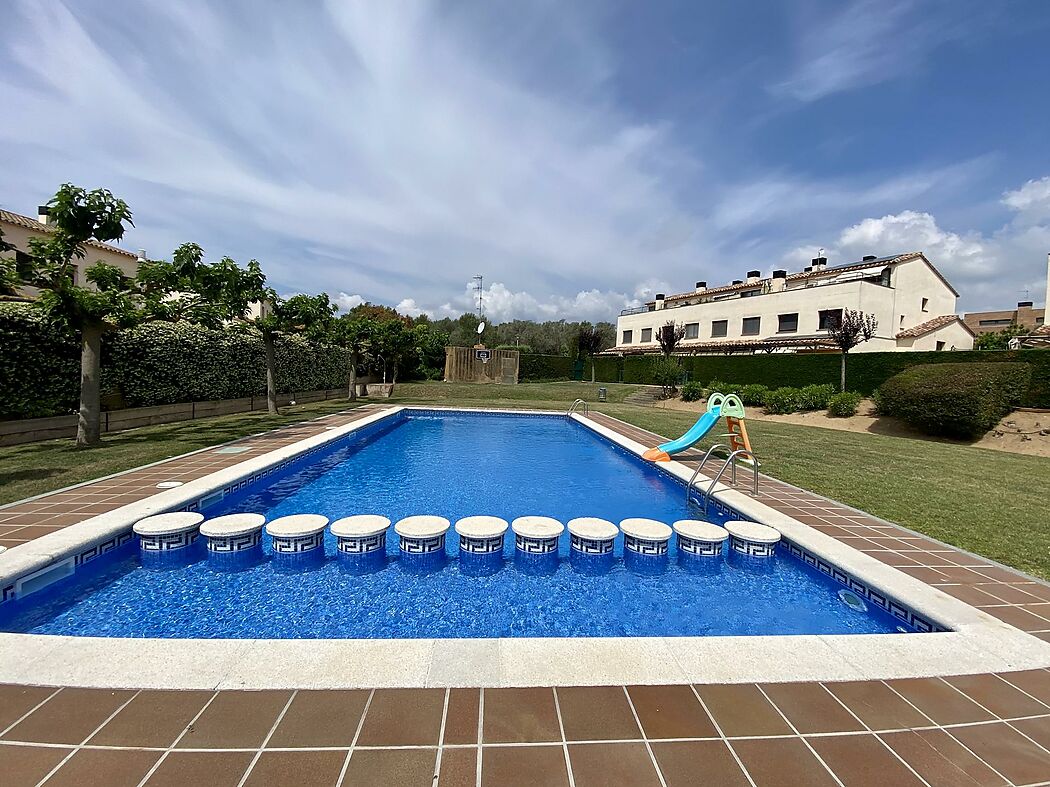 Maison jumelée à Palamós, avec piscine commune, quartier calme et à quelques pas de tous les services