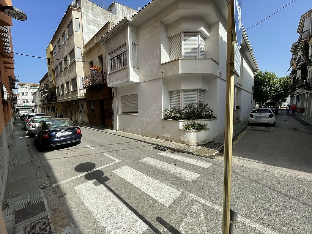 Àtic al centre de Palamós, situat al carrer Josep Casanova.