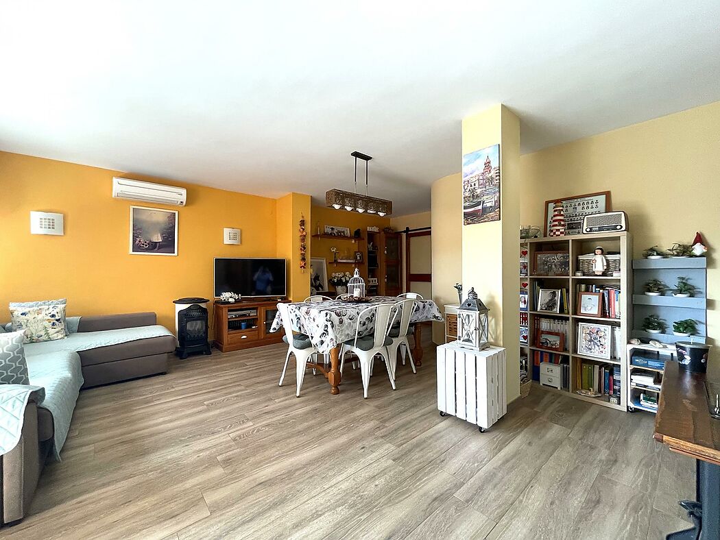 Penthouse in the center of Palamós, located on Josep Casanova street.
