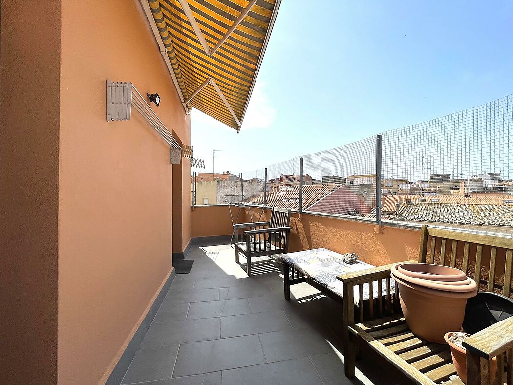 Penthouse in the center of Palamós, located on Josep Casanova street.