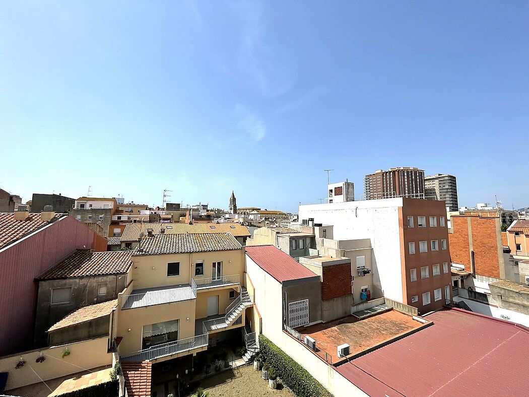 Penthouse in the center of Palamós, located on Josep Casanova street.