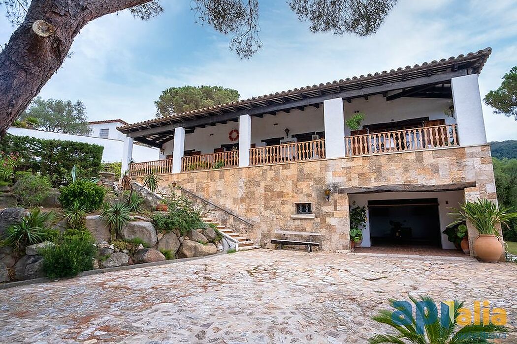 Casa muy amplia situada en la urbanización Bell-lloch, en Santa Cristina d'Aro.