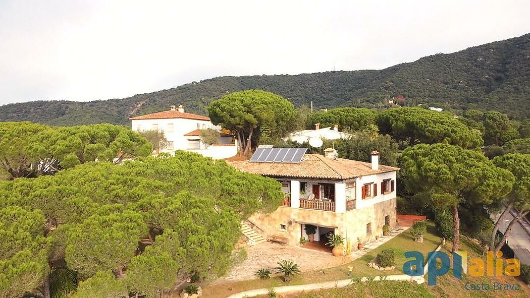 Casa muy amplia situada en la urbanización Bell-lloch, en Santa Cristina d'Aro.
