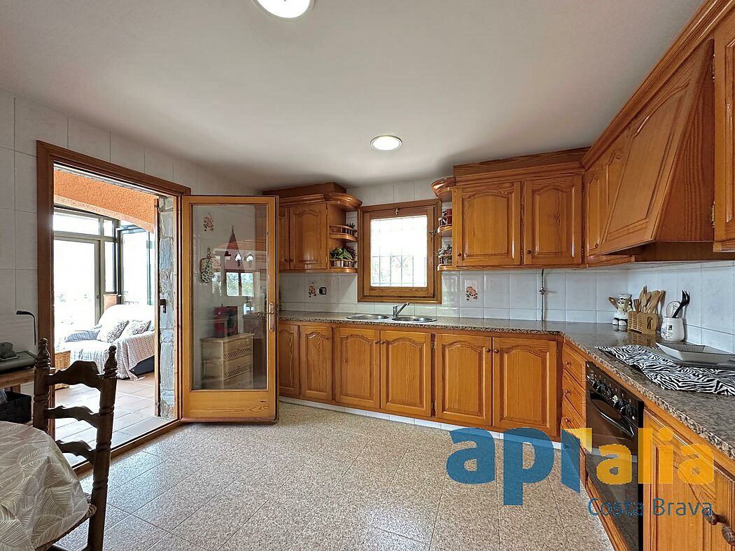 Maison impressionnante avec grand terrain et vues spectaculaires dans un emplacement très calme près de Calonge.