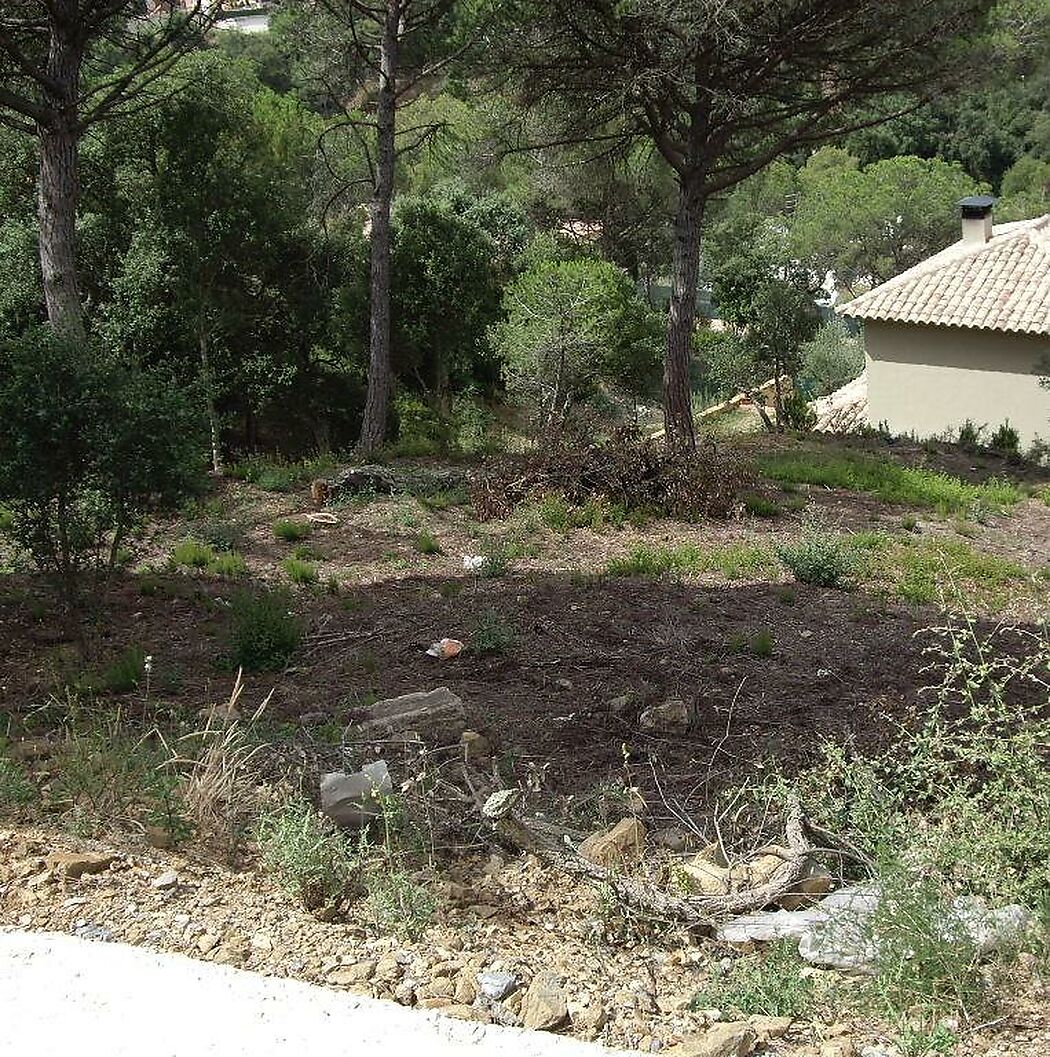 &quot;Opportunité unique ! Terrain urbain avec vue panoramique sur le Massís de les Gavarres, idéal pour votre maison de rêve.&quot;