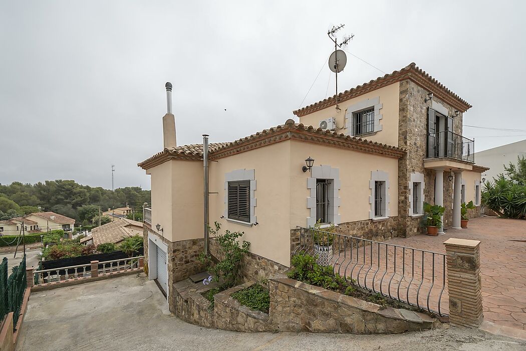 Impressive chalet a short distance from the beach, located in Calonge.