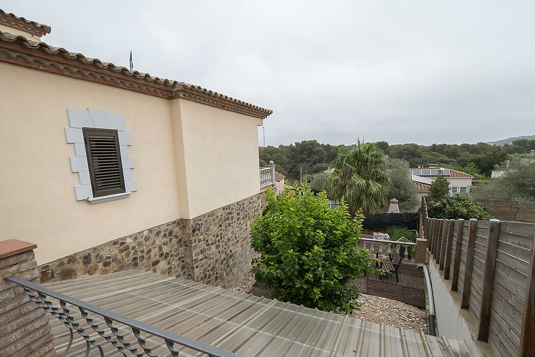 Impressive chalet a short distance from the beach, located in Calonge.